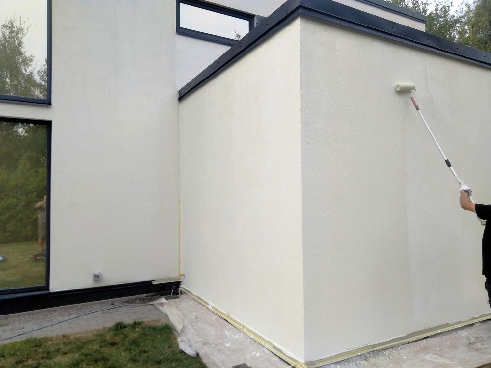 Malerarbeiten an einer Fassade durch ReALL Services